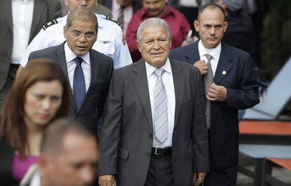 Salvador Sánchez Cerén, en el centro