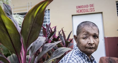 Héctor Miguel Corea, ante la unidad de hemodiálisis.