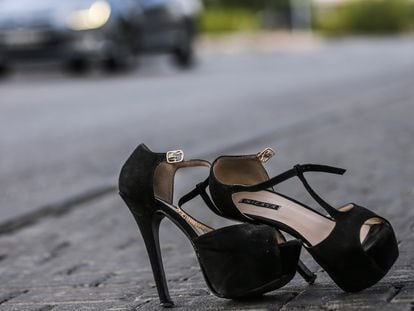 Los zapatos de una mujer prostituida sobre el asfalto de Marconi, en una imagen de 2018. 