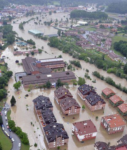 Vista aérea de las inundaciones en la localidad asturiana de Arriondas.