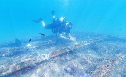 Uno de los arqueólogos examina la semana pasada la caja de hierro que protege al pecio fenicio frente a la costa de Murcia.
