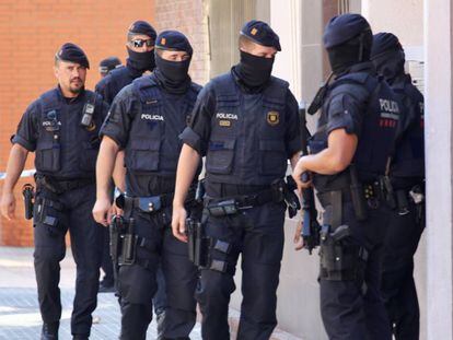 Agentes de los Mossos d'Esquadra, en la sede de la comisaría donde fue abatido un hombre después de irrumpir en ella al grito de 