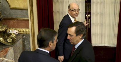El ministro de Hacienda, Crist&oacute;bal Montoro, saliendo del hemiciclo del Congreso