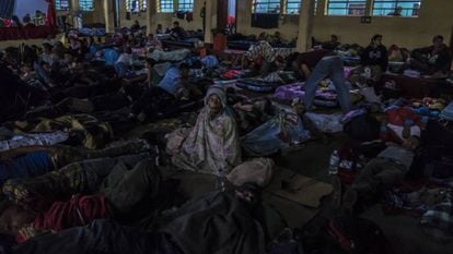 Migrantes hondureños pasan la noche en un albergue de Ciudad de Guatemala.