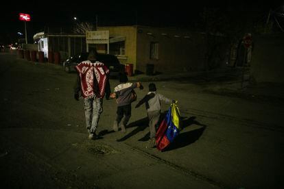 Un migrante venezolano camina junto a sus hijos en las calles de Ciudad Juárez, el 21 diciembre.