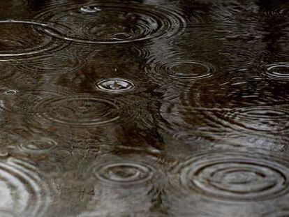 Gotas de lluvia cayendo en un charco, en Madrid. 