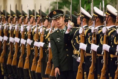 Soldados de la guardia de honor del Ejército Popular de Liberación se preparan para la ceremonia de bienvenida en honor del primer ministro canadiense, Justin Trudeau, en el Gran Palacio del Pueblo Chino de Pekín.