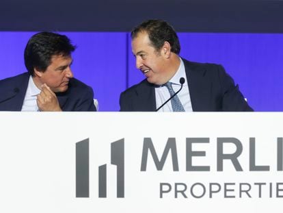 Ismael Clemente, CEO de Merllin Properties (a la izquierda) y Javier Garcia-Carranza, presidente, durante la junta de accionistas de 2023, este jueves en Madrid.