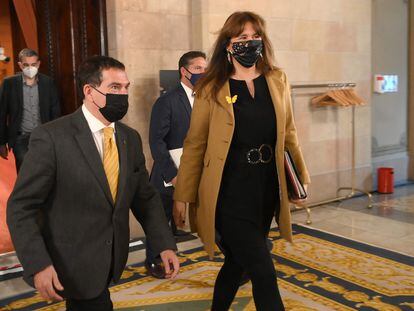Jaume Alonso-Cuevillas junto con la presidenta del Parlament, Laura Borràs, en la cámara catalana.