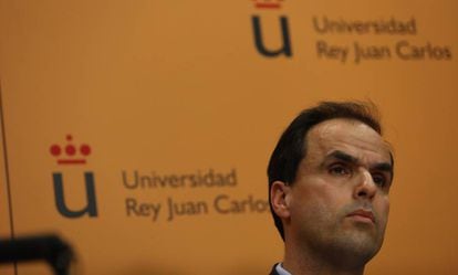 El rector Javier Ramos el 21 de marzo en rueda de prensa.
