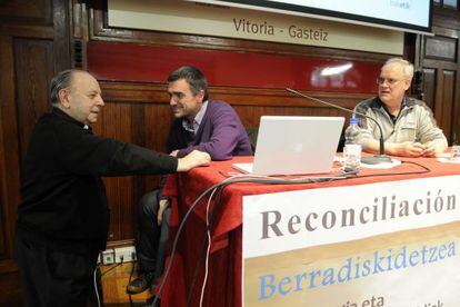 Monse&ntilde;or Uriarte dialoga con Jonan Fern&aacute;ndez, portavoz de Baketiten, este viernes en Vitoria.