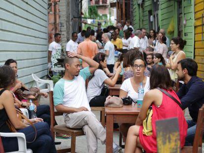 Un s&aacute;bado en el callej&oacute;n Fortaleza, convertido en restaurante.