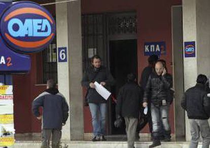Varias personas entran en una oficina de desempleo en Atenas, Grecia, hoy. El desempleo en Grecia alcanzó un nuevo récord en octubre de 2012 al alcanzar la tasa de paro el 26,8 %, según datos presentados por la agencia de estadística helena ELSTAT.