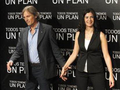 Los actores Viggo Mortensen y Soledad Villami, hoy en Casa de América de Madrid, durante el "photocall" de la película "Todos tenemos un plan".