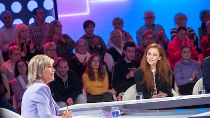 Julia Otero (izquierda) junto a Leticia Dolera en el programa especial de 'Días de Tele' por el 8-M.