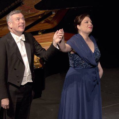 Dorothea Röschmann y Malcolm Martineau agradecen los aplausos del público que llenaba el Teatro de la Zarzuela.