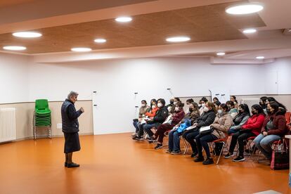 
Sor Pilar, explicando el proceso de selección para lograr un empleo. 

