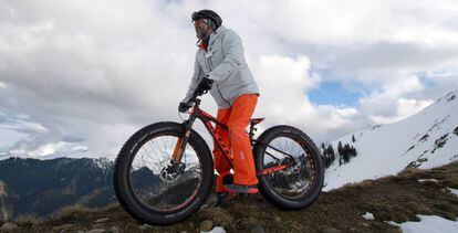 Eduardo Salete descendiendo las pistas de Le Mourtis en 'fatbike'.