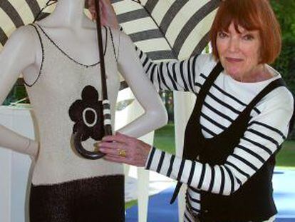 La británica Mary Quant, en 2004, con uno de sus diseños.