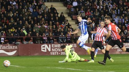 Robert Navarro chuta para marcar para la Real Sociedad este miércoles ante la UD Logroñés.