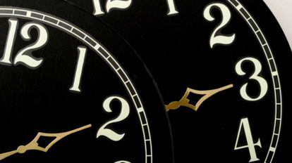 Imagen de un reloj con el cambio de hora.