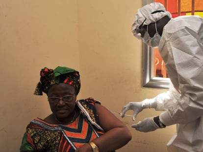 Una mujer recibe la vacuna del &eacute;bola en Conakri (Guinea).