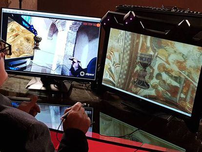 El abad de la Colegiata de León contempla el cáliz de doña Urraca con el servicio de realidad virtual de HP.
