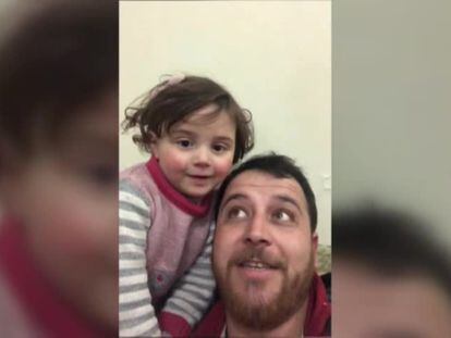 El sirio Abdalla, junto a su hija Salwa, mientras juega con ella para que las bombas no le afecten.