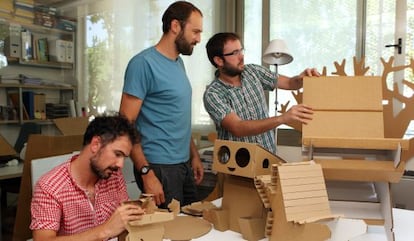 Los tres miembros el estudio Moho Arquitectos con sus diseños de mobiliario de cartón.