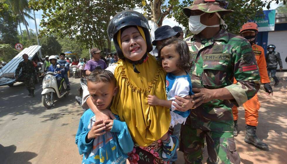 Una mujer junto a sus hijos tras el terremoto registrado este jueves en la isla de Lombok.