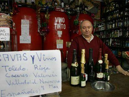 Juan José Sánchez, en su bodega de la calle de Ibiza, en Madrid.