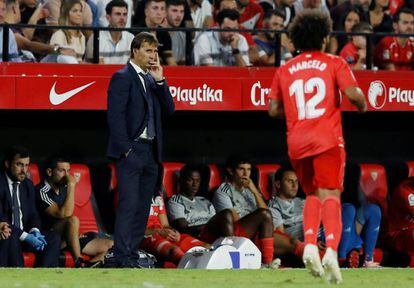 Lopetegui observa el partido desde el banquillo.