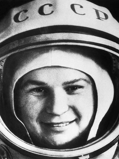 “¡Hey cielo, quítate el sombrero!", con esta frase se despedía Tereshkova antes de despegar rumbo al espacio exterior aquel 16 de junio de 1963 en el que se convirtió en una mujer de leyenda. A las 12:30 horas de Moscú entró en órbita terrestre la nave ‘Vostok-6’, tripulada por la rusa Valentina Tereshkova, que se convirtió en la primera mujer en volar al espacio. Su vuelo espacial duró casi tres días, en los que la nave giró 49 veces alrededor de la Tierra. Aunque durante su viaje hubo momentos complicados y Tereshkova tuvo problemas para orientar la nave, la cosmonauta no dudó en culminar su misión, sacando fotos que servirían para las investigaciones de científicos soviéticos. Se retiró en 1997, pero nunca ha dejado de soñar con viajar a Marte, un planeta que le fascina. Saber si hubo vida allí y si la hubo qué pasó para que ya no exista son preguntas que le gustaría responder tras haber dedicado años de su vida al estudio del Planeta Rojo junto a otros científicos. En una conferencia cuando se cumplió el 50 aniversario de su primer vuelo al espacio Tereshkova confesó: “Aún tengo sueños con aquel viaje espacial”.