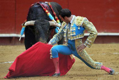 Enrique Ponce, durante una de sus faenas en la pasada Feria de Fallas de Valencia.