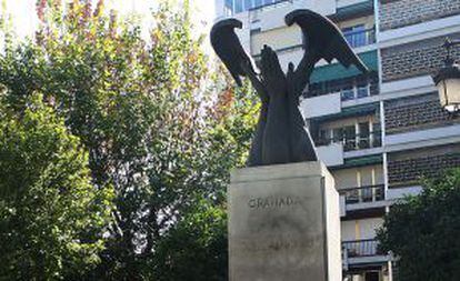 Escultura en recuerdo de José Antonio Primo de Rivera, en Granada.