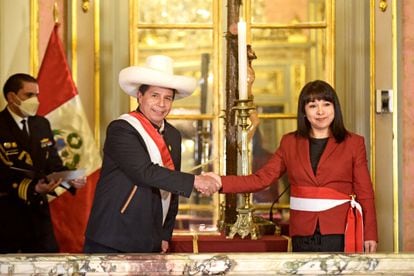 Pedro Castillo saluda a Mirtha Vasquez tras jurar su cargo como primera ministra
