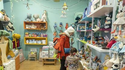 Una madre con su hija en el tienda de juguetes Lobo Feliz, en Madrid.