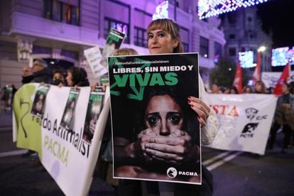 Una mujer sostiene una pancarta durante la manifestación por la Gran Vía de Madrid.