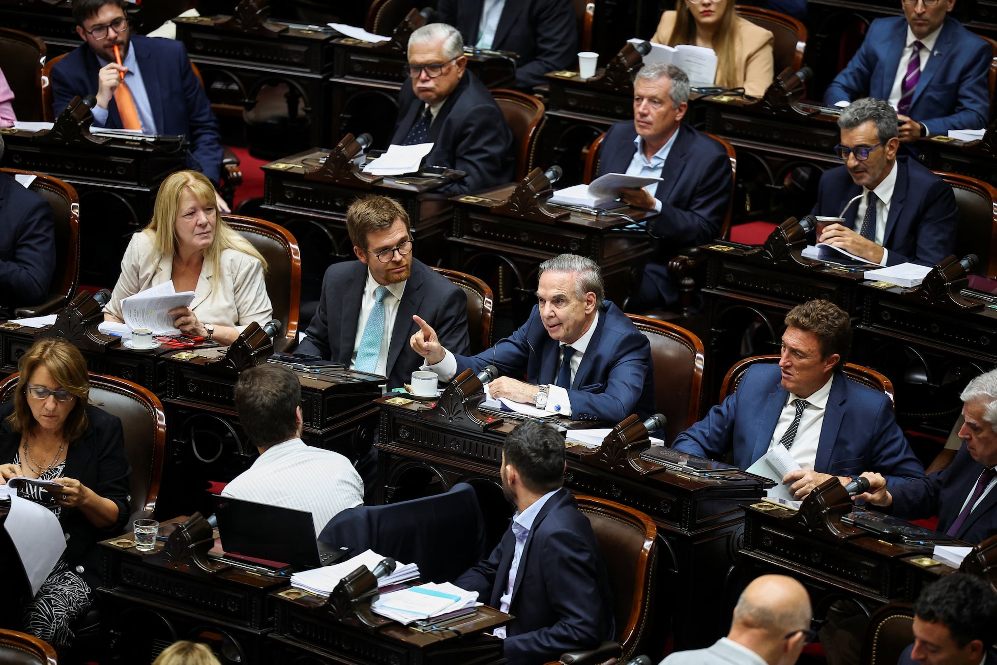Maratón en el Congreso argentino para debatir la ley de desguace del ...