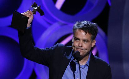 El chileno Sebastián Lelio, con el premio a mejor película extranjera para su 'Una mujer fantástica'.