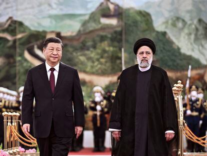 El presidente chino, Xi Jinping (izquierda), y su homólogo iraní, Ebrahim Raisí, este jueves 16 de febrero de 2023, en Pekín.