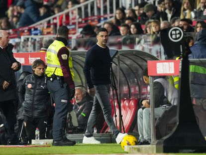 El entrenador del Girona, Míchel, abandona el terreno de juego tras ser expulsado durante el partido ante la Real Sociedad.
