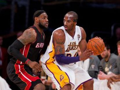 LeBron James marca a Kobe Bryant en una imagen de archivo.