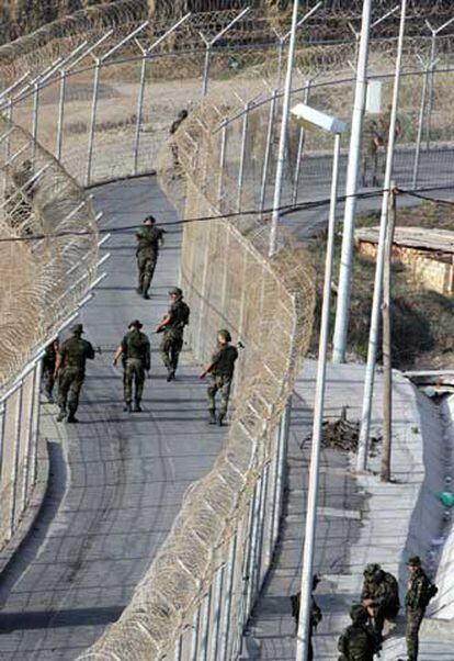 Militares españoles patrullan la doble valla fronteriza de Ceuta.