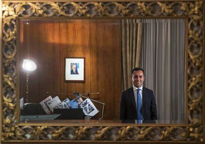 El vice primer ministro de Italia, Luigi Di Maio, en su despacho del Ministerio de Trabajo.
