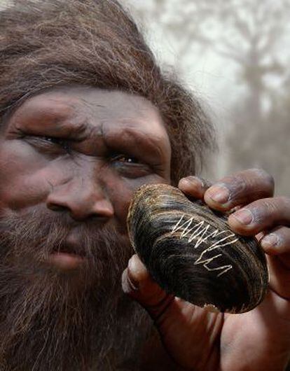 Un 'Homo erectus' sostiene la concha con el grabado original en una reconstrucción.