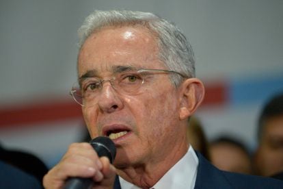El expresidente Álvaro Uribe tras una audiencia en la Corte Suprema de Justicia, en octubre de 2019.