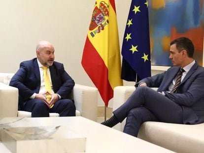 Sánchez con el presidente del Comité Español de Representantes de Personas con Discapacidad (Cermi), Luis Cayo en La Moncloa.