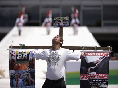 Una persona protesta en Brasilia por la corrupci&oacute;n en Petrobras. 