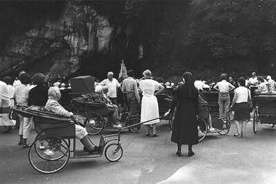 Monjas y enfermos, en el santuario católico francés de Lourdes en 1998.